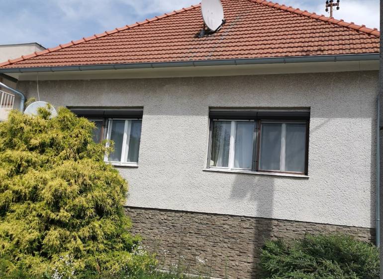 A family house in Topoľčianky with a gable roof and a satellite dish.