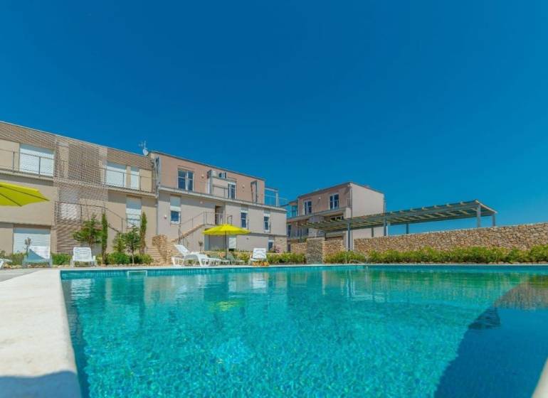 Recreational apartment in Povljana with a pool and sun loungers on Povljana Street.