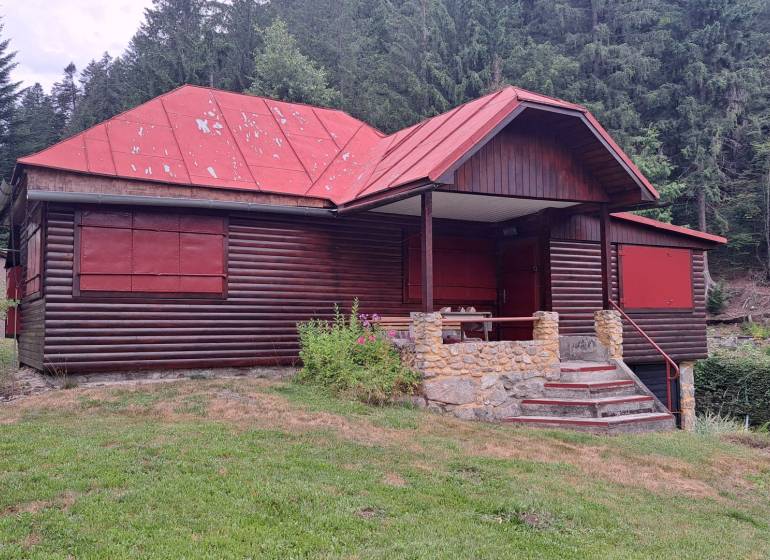 A recreational cottage and surroundings in Ružomberok at Nižné Matejkovo, in front of a dense forest.