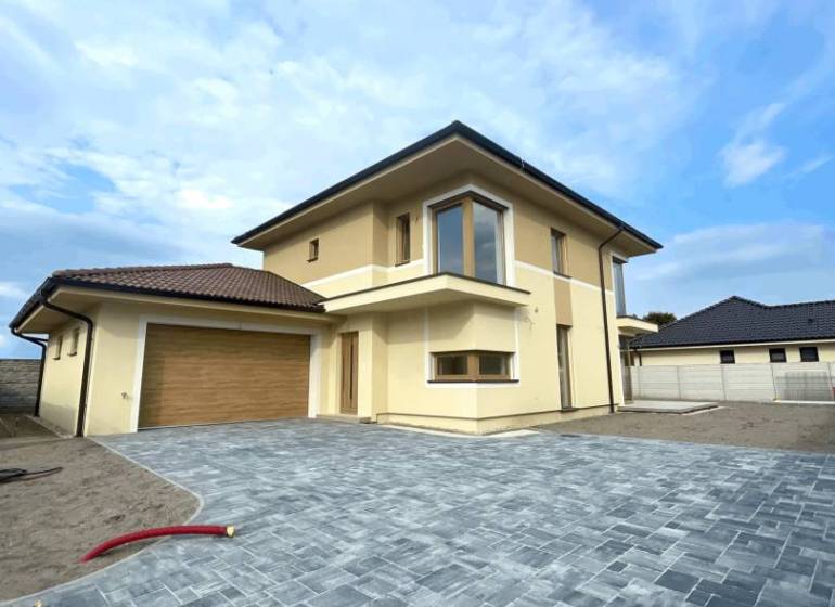 Family house in Čukáraboni in Dunajská Streda, large garage and paved courtyard.