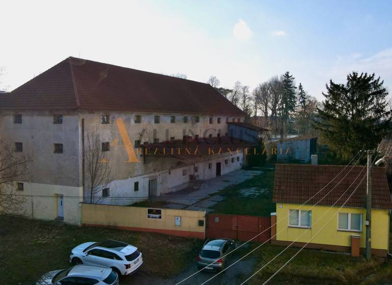 Production premises in Kovarce on Hlavná Street, with a spacious courtyard and greenery.