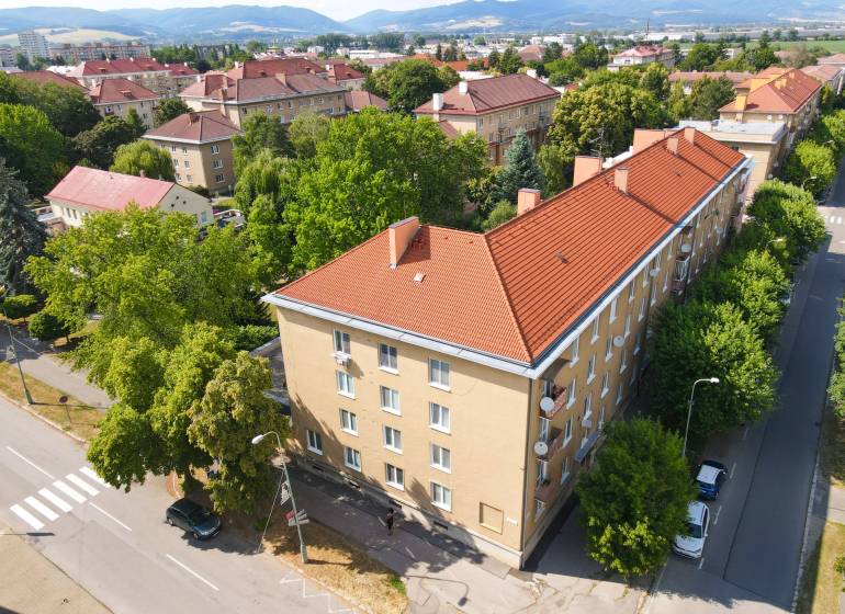 Aerial view of a 2-room apartment in Nova Dubnica surrounded by greenery.