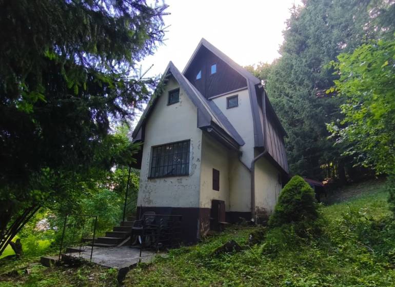 A cottage in Kordíky near Banská Bystrica surrounded by dense forest, ideal for relaxation.
