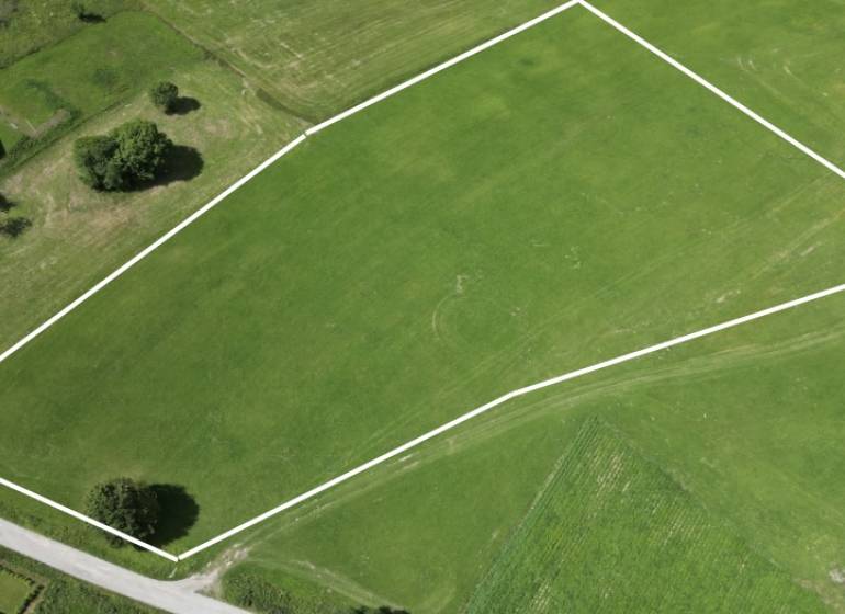 Aerial view of a green residential plot in Oravská Lesná in Oravská Lesná.