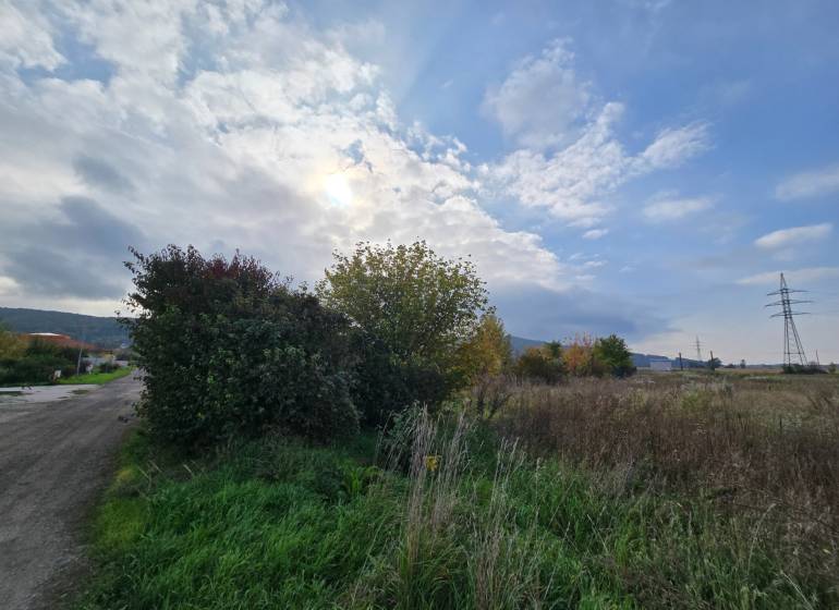 Plots - housing on Školská Street in Sokolovce with natural surroundings and sky.