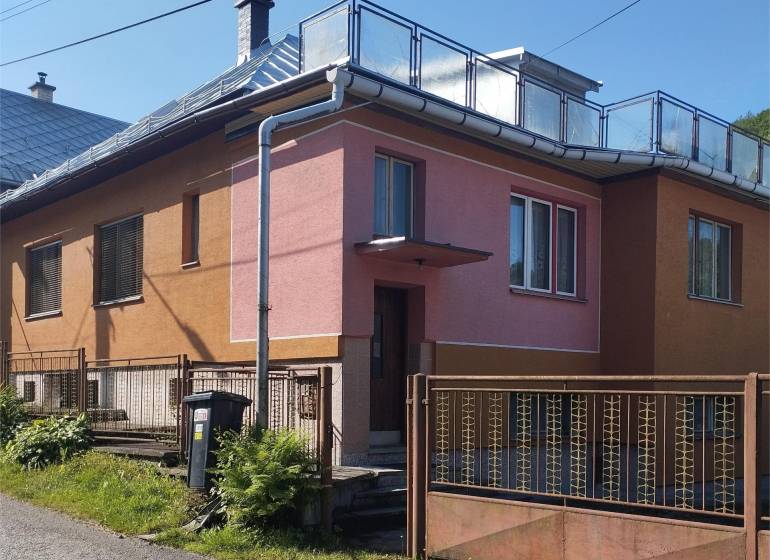 A family house on Lalinok Street in Divinka with an interesting color combination of the facade.
