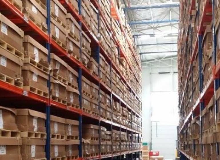 In warehouses and halls with high racks, goods are stored on pallets.