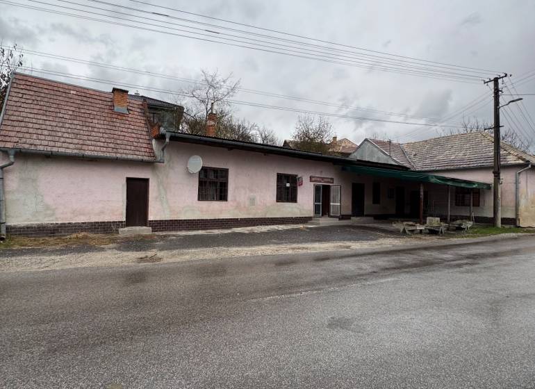A family house in Plášťovce with a traditional facade and a sloped roof by the main road.