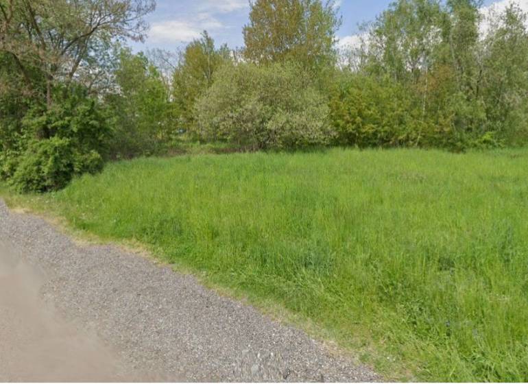 Plots - living in Hôrky with grassy area and surrounding trees, ideal for development.