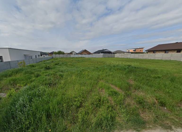 Plots - residential in Čaňa, fenced, with grassy area suitable for building houses.