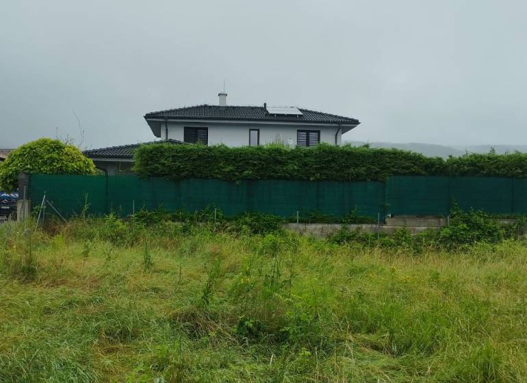 A plot in Limbach for living with grass cover and fencing.