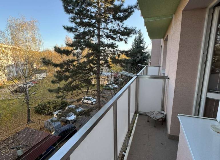 Balcony of a 3-room apartment on Vajanského Street in Šahy with a view of greenery.