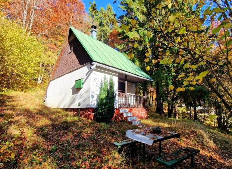 A cottage surrounded by an autumn forest in Tále, Bystrá, with a wooden gazebo.