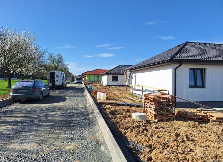 Construction of family houses in Vyšná Šebastová, Prešov. Work is taking place alongside the road.