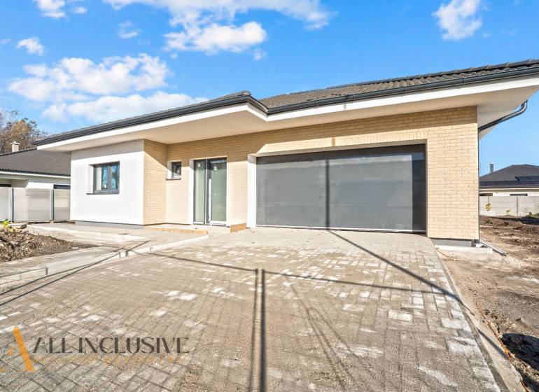 Family house on Florida Villa Park Street in Dunajská Streda with a large double garage.