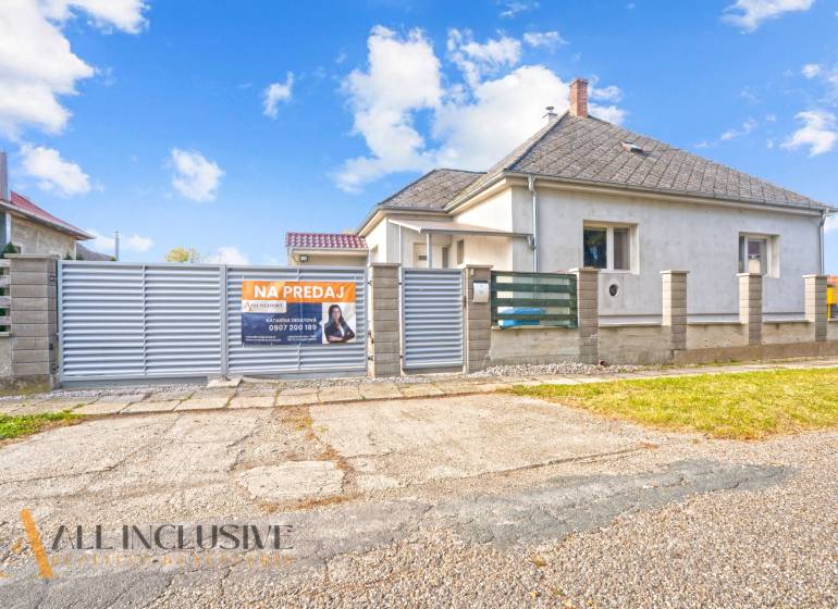Family house in Veľké Kosihy for sale, white facade cladding, wide gate.