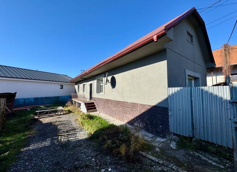 A family house on Varovecká in Družstevná pri Hornáde with a yard and a small building.
