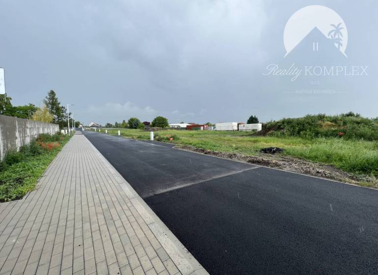 Asphalt road and sidewalk at Bučuháza in Šamorín, Land - housing.