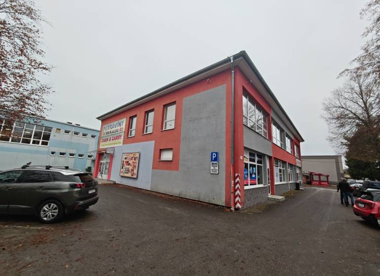 The building on Masaryk Street in Michalovce offers offices and parking.