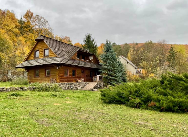 A wooden cottage surrounded by trees on recreational land in Čereňany - Fančová.
