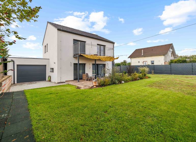 Family house on Breitensee Street in the town of Marchegg with a terrace and garden.