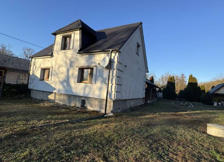 A family house in Demandice with two floors and a grass-covered plot.