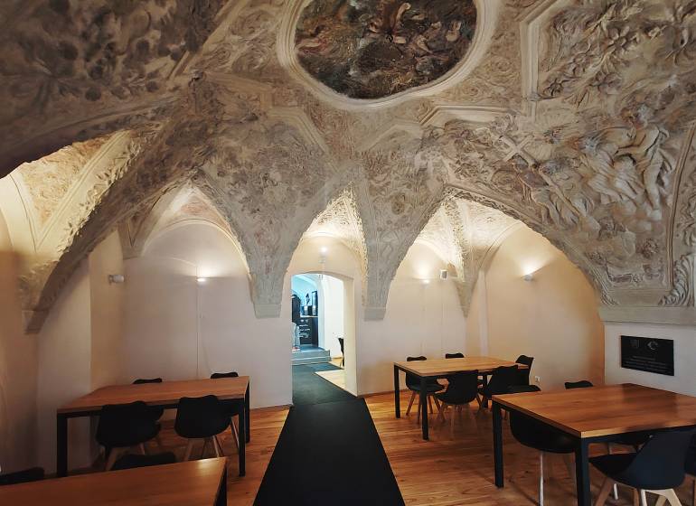 Interior of gastronomic spaces with an ornamental ceiling and a floor with a wooden decor.