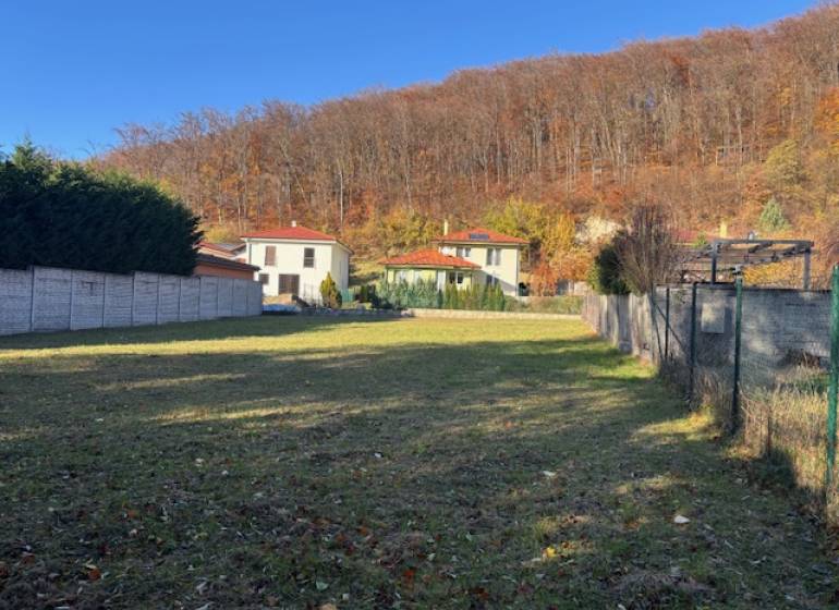 Plots - housing on Karpatská Street in Marianka with greenery and neighboring houses.