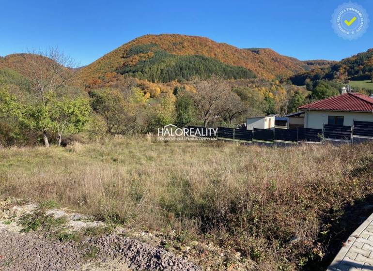 A plot for living in Kľačno with a beautiful view of the autumn landscape and surrounding nature.