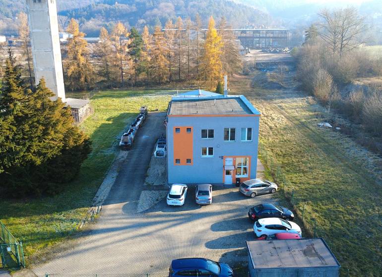 Production premises on Továrenská Street in Dubnica nad Váhom with a parking lot and greenery.