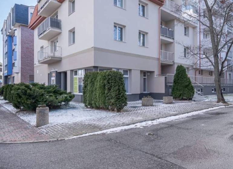 The building on Hviezdoslavova with terraces, near a 4-room apartment, surrounded by greenery.