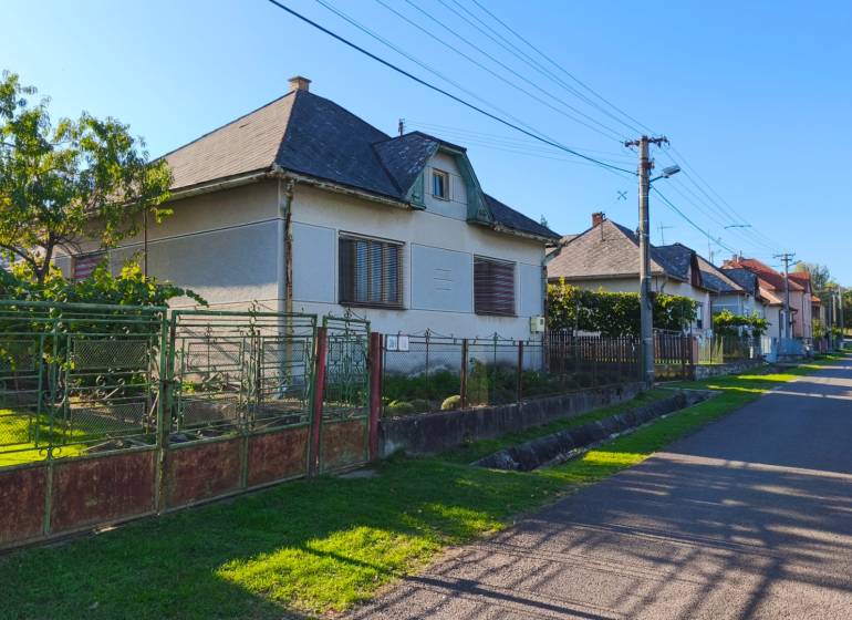A family house in Čebovce, with a garden and an unconventional gate in a quiet street.