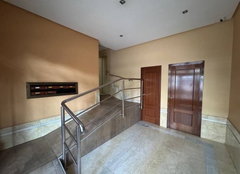 Interior with entrance hall and ramp in a 4-room apartment with marble cladding.