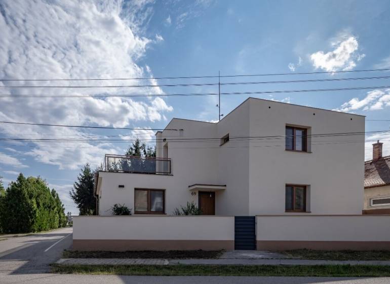 A family house on Trnovecká Street in Trnovec nad Váhom with a clear sky.