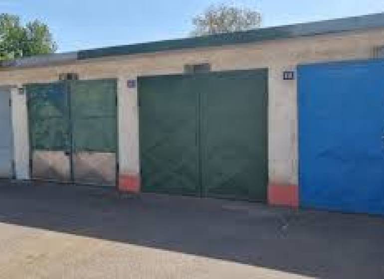 Garages on Hutníkov Street in Žiar nad Hronom, with the logo of the real estate agency HD Reality.