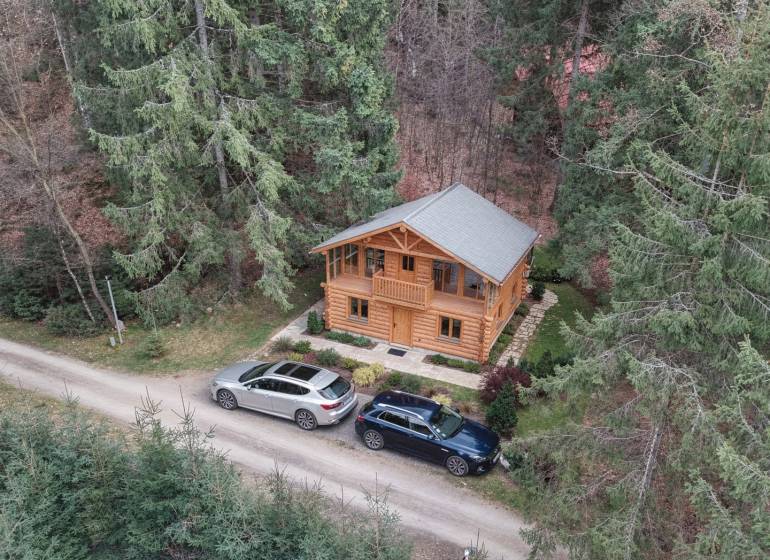 A cottage in a forest environment on Krpáčovo Street in Krpáčovo surrounded by trees and nature.
