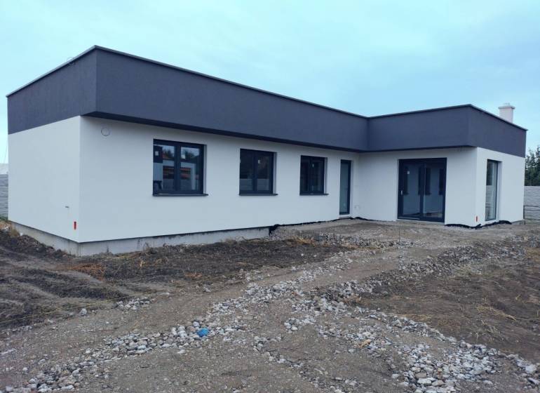 A family house in Žihárec with a flat roof and a light facade.