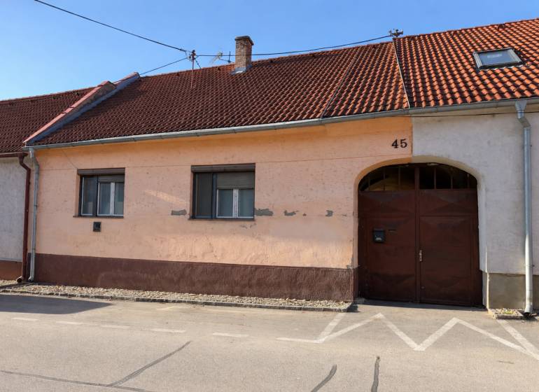 A family house on Bratislavská Street in Svätý Jur with a brick roof and plaster.
