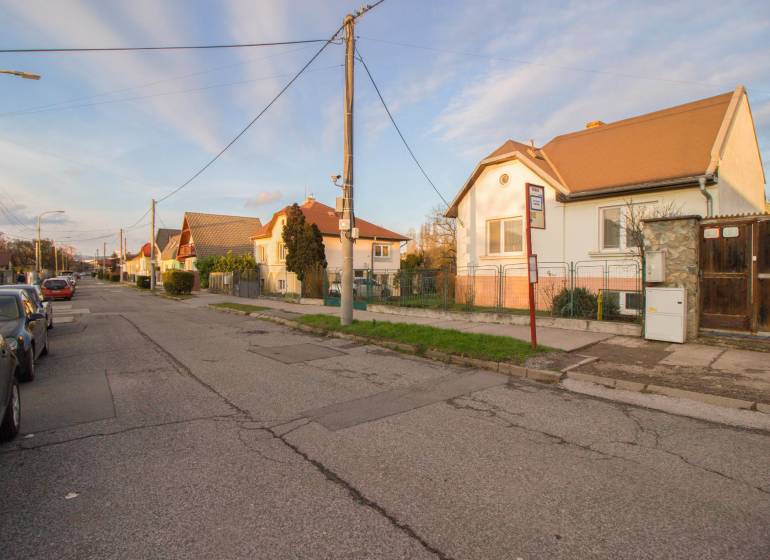 Člnková Street in Košice, Džungľa district with a row of family houses.