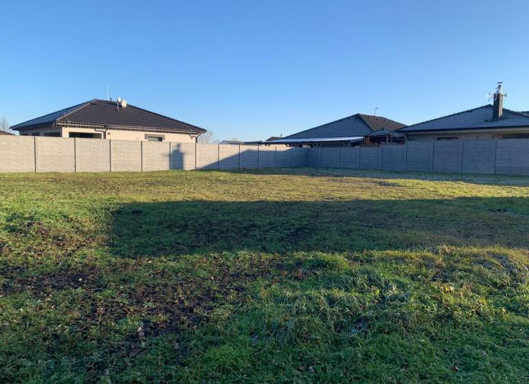 A residential plot in Malé Leváre with a grassy surface and surrounded by fences.