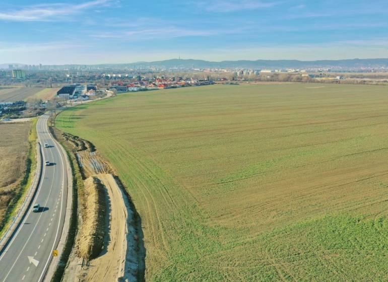 Plots - housing on Ráztočná Street in Bratislava - Vrakuňa with a view of nature.