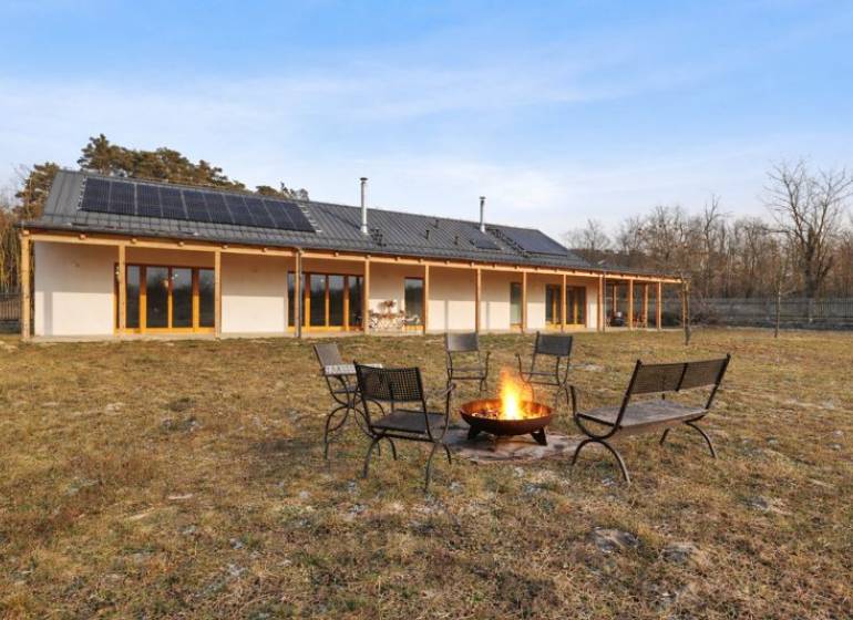 A building on Láb Street in Láb with a terrace and a fire pit in the yard.