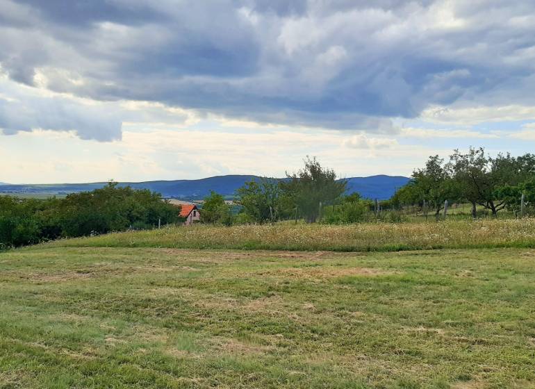 Beautiful views of recreational plots near Horné Jabloňovce in Jabloňovce, ideal for relaxation.