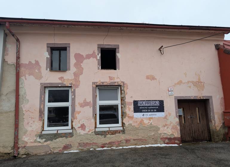 Family house on Remeselnícka Street in Ľubica with worn-out plaster for sale.