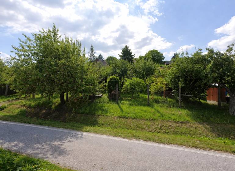 Green trees and grassy area in the gardens on Opendáky Street in Osuské.
