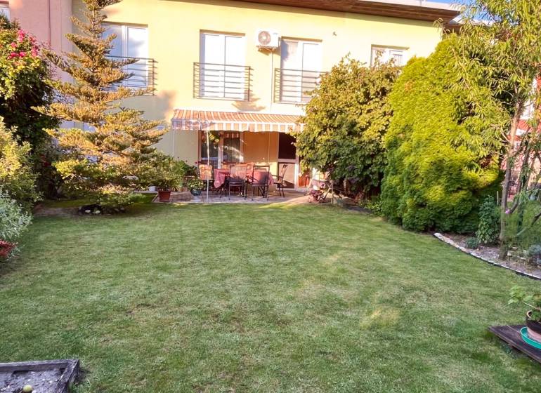 A garden with a terrace and seating area at a family house on Hrabová Street in Hamuliakovo.