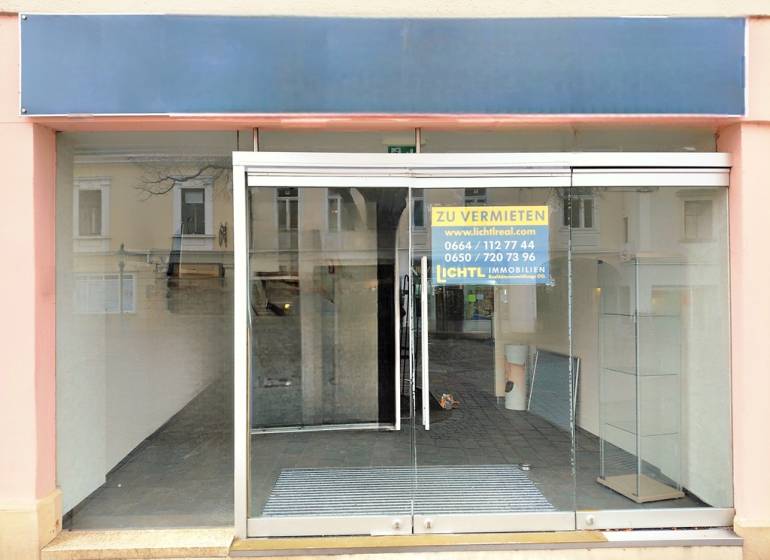 Commercial premises for rent on Hauptstraße in Eisenstadt with a glass entrance.