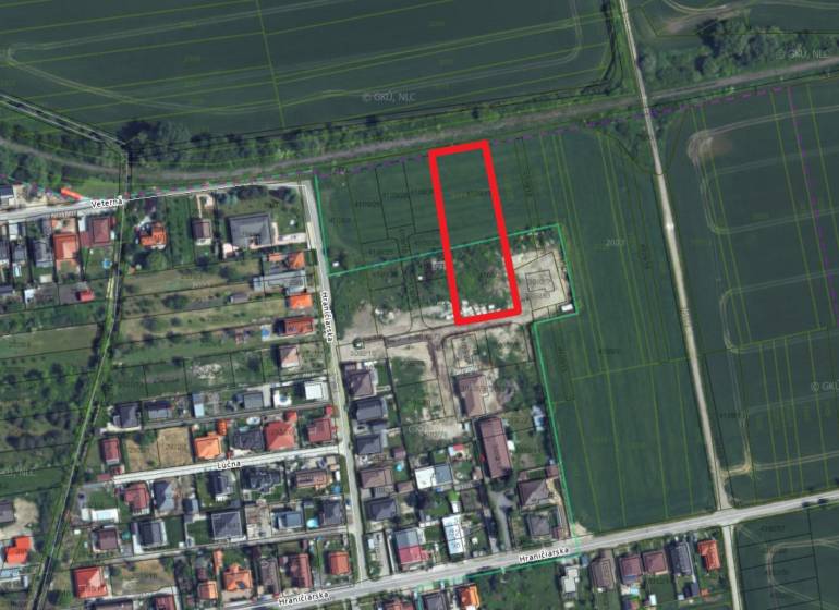 Construction of houses on Hraničiarska Street in Vysoká pri Morave shows a plot in a residential zone.
