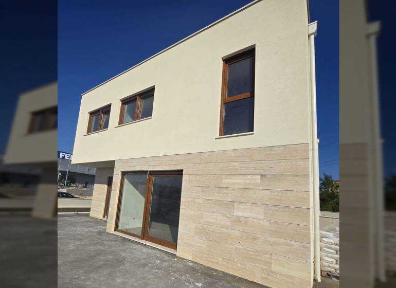 A family house in the city of Nin on Nin Street with large windows and bright walls.