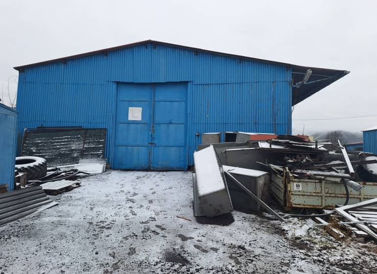 Blue metal building and clutter on Lieskovská cesta in warehouses and halls in Zvolen.